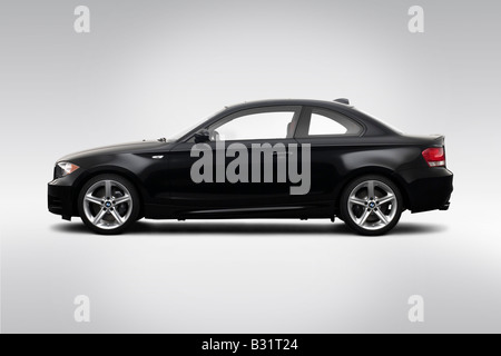 2008 BMW 1 Series 135i in nero - Driver Profilo laterale Foto Stock