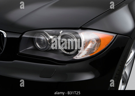 2008 BMW 1 Series 135i in nero - Faro anteriore Foto Stock