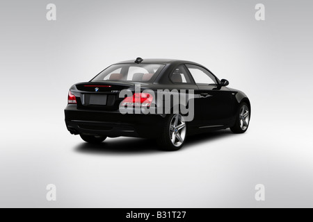 2008 BMW 1 Series 135i in nero - angolo posteriore vista Foto Stock