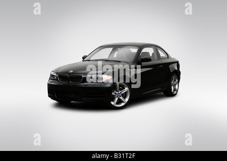 2008 BMW 1 Series 135i in nero - Vista anteriore angolare Foto Stock