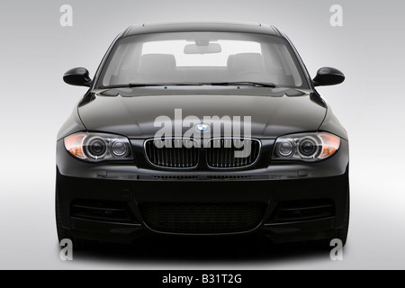 2008 BMW 1 Series 135i in nero - Bassa/ampia parte anteriore Foto Stock