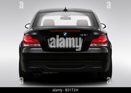 2008 BMW 1 Series 135i in nero - Bassa/ampia parte posteriore Foto Stock