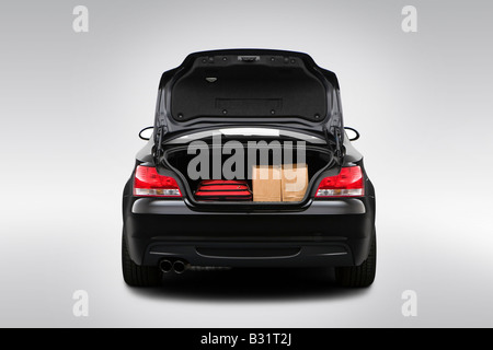 2008 BMW 1 Series 135i in nero - i sostegni di trunk Foto Stock