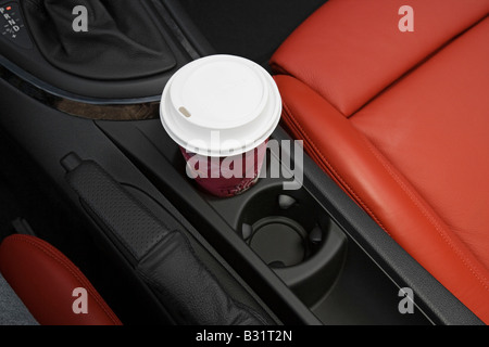 2008 BMW 1 Series 135i in nero - Portabicchieri con Prop Foto Stock