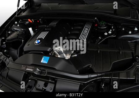 2008 BMW 1 Series 128i in nero - Motore Foto Stock