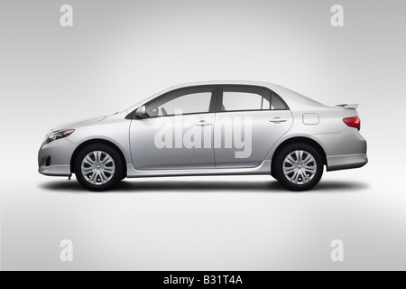 2009 Toyota Corolla S in argento - Driver Profilo laterale Foto Stock