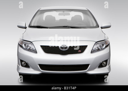 2009 Toyota Corolla S in argento - Bassa/ampia parte anteriore Foto Stock