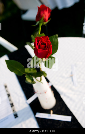 Rose rosse in vaso al ricevimento di nozze Foto Stock