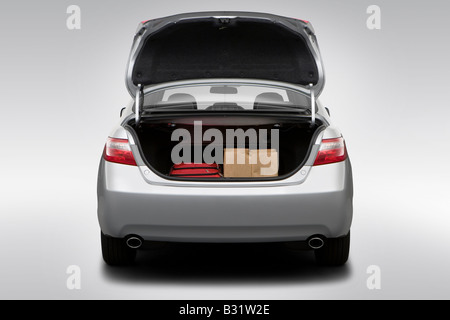 2009 Toyota Camry LE in - i sostegni di trunk Foto Stock