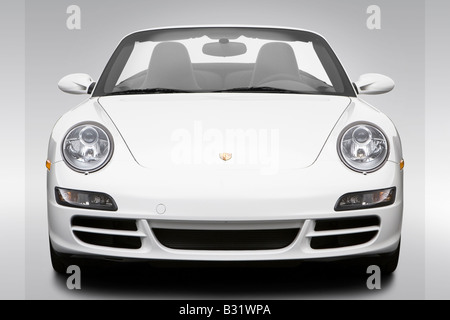 2008 Porsche 911 Carrera 4S in bianco - Bassa/ampia parte anteriore Foto Stock