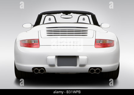 2008 Porsche 911 Carrera 4S in bianco - Bassa/ampia parte posteriore Foto Stock