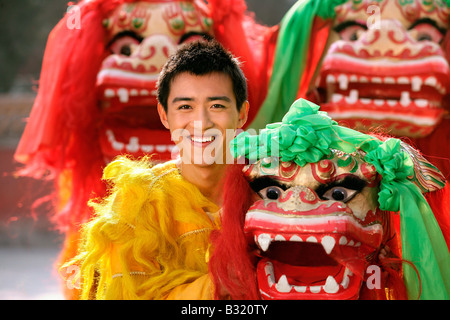 Giovane cinese,Lion Dancing Foto Stock