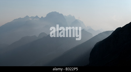 Misty panorama dal Mangart Pass Foto Stock