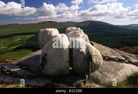 Illustrazione Di Arte Scultura dell'artista Matt Baker in remoto la pressione atmosferica paesaggio delle colline di Galloway Scotland Regno Unito Foto Stock