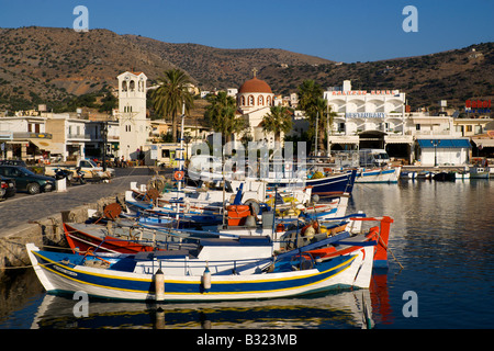 Barche da pesca in porto elounda Aghios Nicolaos lasithi Creta Grecia Foto Stock