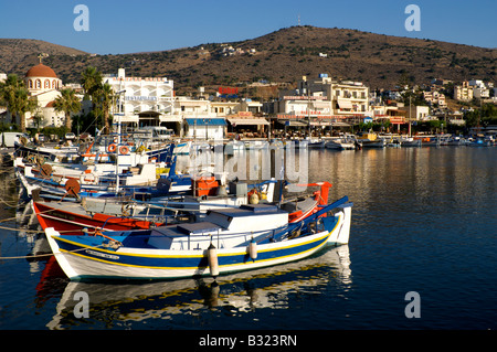 Barche da pesca in porto elounda Aghios Nicolaos lasithi Creta Grecia Foto Stock