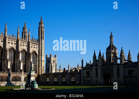 Statua di re Enrico VI di fronte il Kings College Cappella universitaria della città di Cambridge Cambridgeshire England Regno Unito Regno Unito Foto Stock