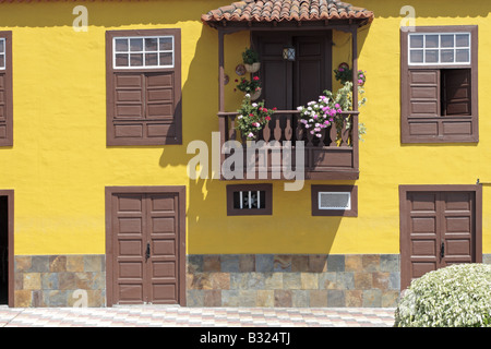 Housefront colorati con un tradizionale balcone di Tazacorte la Palma Isole Canarie Spagna Foto Stock