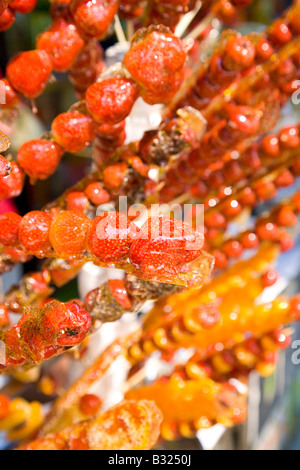 Toffee fragole rivestite su un mercato in stallo a Pechino Foto Stock