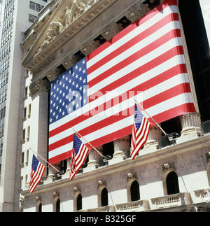 Bandiera americana al di fuori del New York Stock Exchange su Wall Street a New York City New York STATI UNITI D'AMERICA KATHY DEWITT Foto Stock