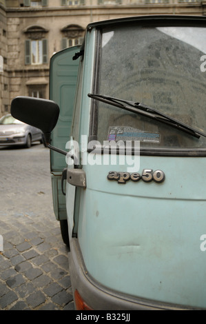 Piaggio Ape a tre ruote van parcheggiato in Via Del Pie'di marmo, zona centrale di Roma, Italia Foto Stock