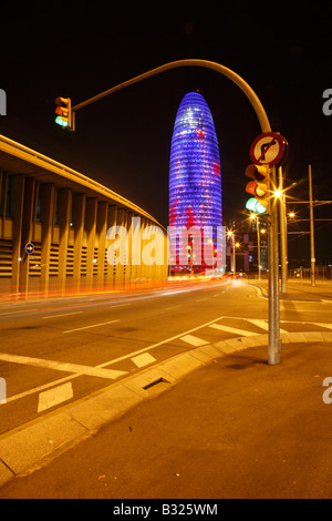 Torre Agbar illuminata di notte progettato dall architetto francese Jean Nouvel situato in Poble Nou Barcelona Spagna Foto Stock
