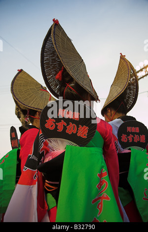 Le donne giapponesi in abito tradizionale per l'Awa festival di Odori a Tokushima, Giappone. Foto Stock