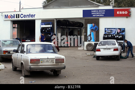 Automobili in attesa per il loro cambio gomme, Odessa, Ucraina Foto Stock