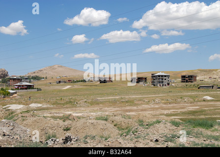 Abbandonate i blocchi di appartamenti in corso di costruzione a est della Turchia. Foto Stock