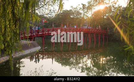 Il ponte sopra il Lago Hoan Kiem ad Hanoi, in Vietnam del nord. Foto Stock