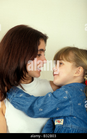 Giovane madre faccia a faccia con la sua piccola figlia Foto Stock