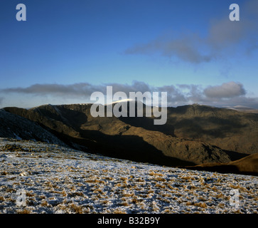 Vista invernale di Helvellyn dal Vertice di Fairfield al di sopra di Ambleside Lake District Cumbria Inghilterra England Foto Stock