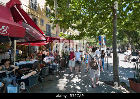 Street cafe sul Cours Mirabeau nel centro storico della città di Aix en Provence Francia Foto Stock