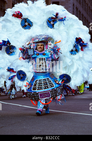 Ballerini in costume strutting down Broad Street durante l annuale Philadelphia Capodanno Mummers Parade. Foto Stock