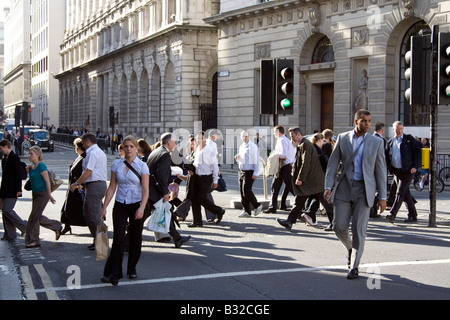 Pendolari tornando a casa in serata durante le ore di punta City of London Foto Stock