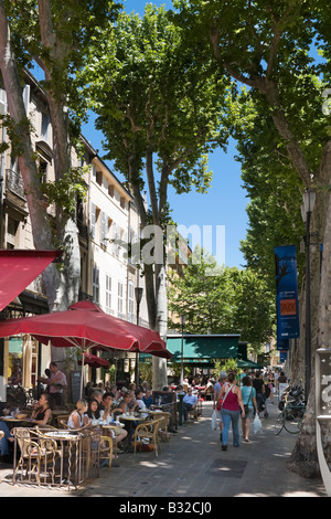 Street cafe sul Cours Mirabeau nel centro storico della città di Aix en Provence Francia Foto Stock