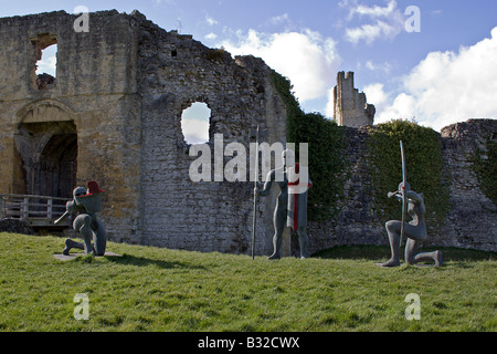 Tre warrior sculture all'ingresso al Castello di Helmsley Foto Stock