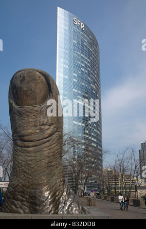 Le pouce pollice scultura di César Baldaccini e blocco a torre, nel quartiere degli affari La Defense Parigi Francia Europa UE Foto Stock