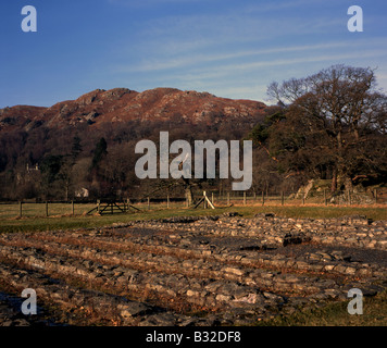 Il Roman Fort di Galava a Ambleside con Loughrigg cadde in background su un inverno mattina Parco Nazionale del Distretto dei Laghi Cumbria Inghilterra England Foto Stock