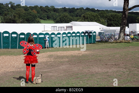 Ragazza in costume in coda per wc a Big Chill festival Foto Stock