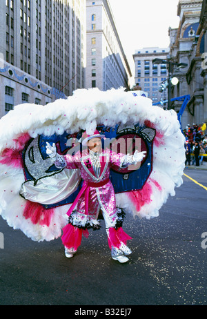 Ballerini in costume strutting down Broad Street durante l annuale Philadelphia Capodanno Mummers Parade. Foto Stock