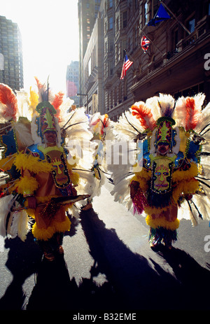 Ballerini in costume strutting down Broad Street durante l annuale Philadelphia Capodanno Mummers Parade. Foto Stock