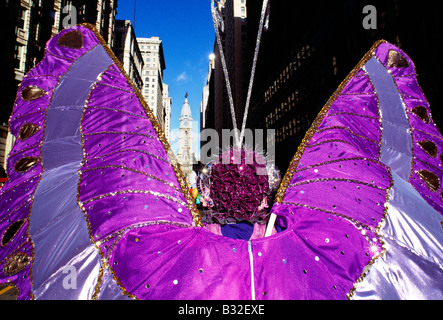 Ballerini in costume strutting down Broad Street durante l annuale Philadelphia Capodanno Mummers Parade. Foto Stock