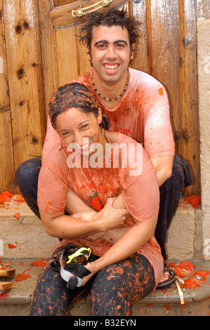 Tomatina, pomodoro lotta, Coppia sorridente Valencia Spagna operazione di pulizia dopo laugher divertente, hockey irlandese pomodori Buñol Bunol Foto Stock