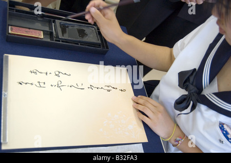 Giapponese di alta scuola studente practice calligraphy Foto Stock