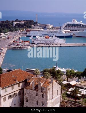 Porto di Spalato, Dalmazia, Croazia. Crociera e linea Jadrolinija visto dal campanile della cattedrale Foto Stock