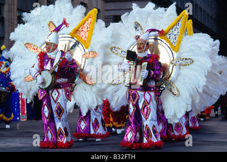 Ballerini in costume strutting down Broad Street durante l annuale Philadelphia Capodanno Mummers Parade. Foto Stock