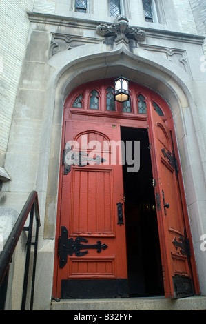 Chiesa Rossa porta del St James Chiesa Presbiteriana socchiusa in Harlem quartiere di New York Francesca M Roberts Foto Stock