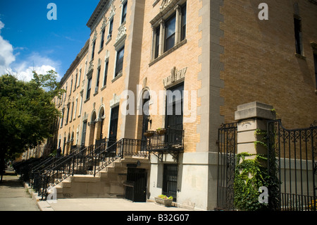 Strivers Row case a schiera in St Nicholas quartiere storico nel quartiere di Harlem di New York Foto Stock