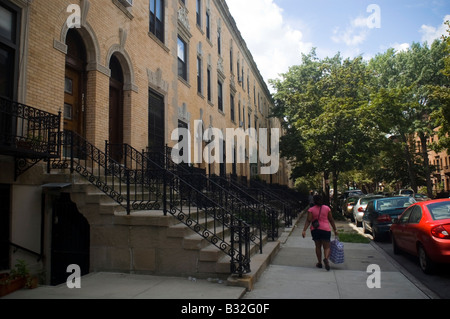 Strivers Row case a schiera in St Nicholas quartiere storico nel quartiere di Harlem di New York Foto Stock